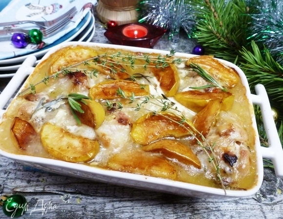 Достать из духовки французскую куриную кастрюлю A la normande, добавить обжаренные яблоки и подавать к столу. На гарнир подойдут картофель или рис.