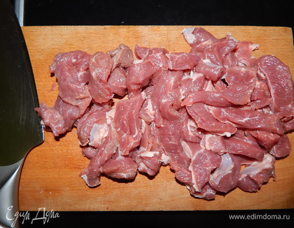 Мясо хорошо промыть, обсушить бумажными полотенцами и нарезать длинными полосками.