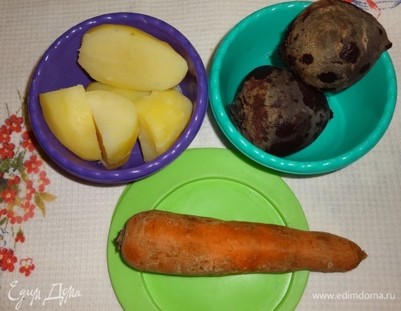 Картофель очистить и отварить до готовности в подсоленной воде. Морковь и свеклу отварить в кожуре, предварительно вымыв.