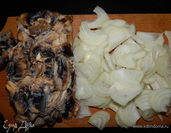 Грибы (у меня замороженные) нарезать тонко, лук — полукольцами.