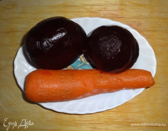 Морковь и свеклу очистить от кожуры.