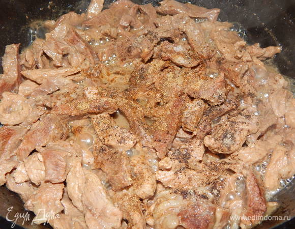 Сковороду разогреть, влить подсолнечное масло, выложить мясо и тушить под закрытой крышкой 1 час (если надо, подливаем воду). Добавляем приправы, соль, лук и грибы. Перемешиваем.