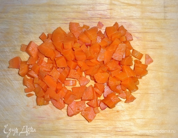 Морковь нарезать мелкими кубиками.