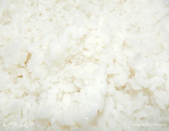 Пока готовится мясо, отвариваем рис в 1 л подсоленной воды до готовности. Рис выложить на дуршлаг, промыть под водой и дать стечь лишней жидкости.