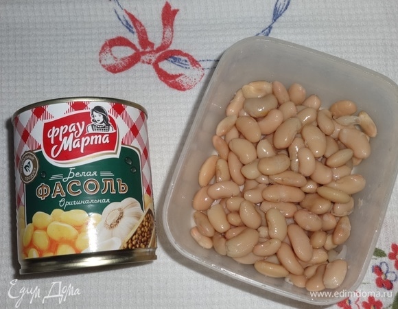 Консервированную белую фасоль ТМ «Фрау Марта» откинуть на сито и промыть под проточной водой. Дать воде стечь.
