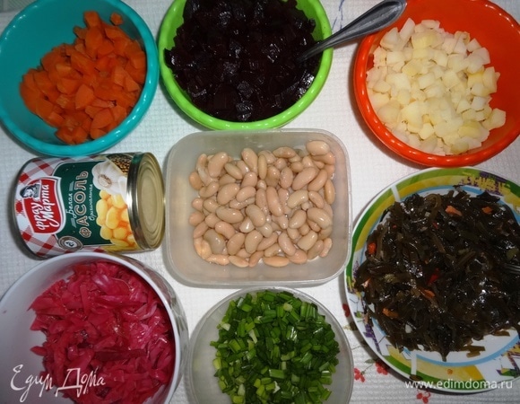 Все продукты для винегрета подготовлены. Свеклу предварительно заправить 1 ст. л. масла и перемешать.