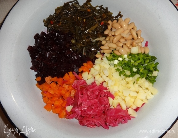 Отложить для украшения немного фасоли и зеленого лука. Все продукты для винегрета выложить в большую миску.