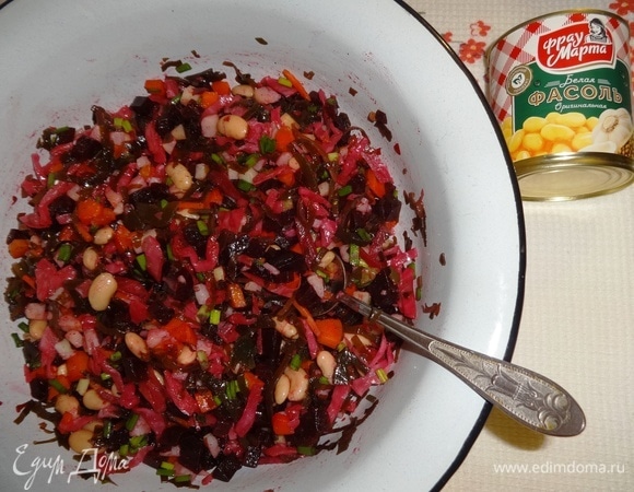 Винегрет немного посолить, поперчить, заправить ароматным подсолнечным маслом, перемешать.