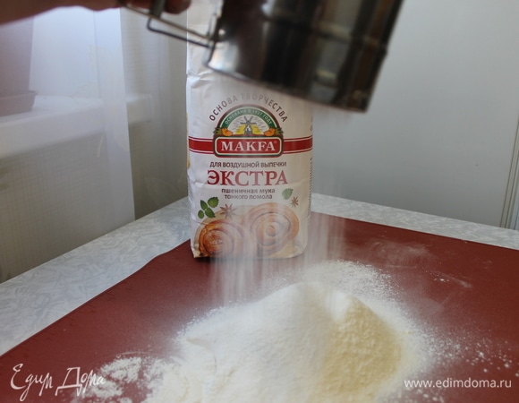 Дважды просейте подготовленную муку «Экстра» MAKFA. Отмерьте 170 г для левитино (опары).
