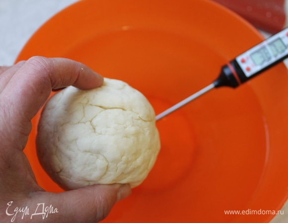 Налейте в миску теплую воду температурой 36–38°C и опустите в нее тесто. Когда «колобок» всплывет, левитино готово к замесу основного теста. Это волшебство произойдет через 10–15 минут.