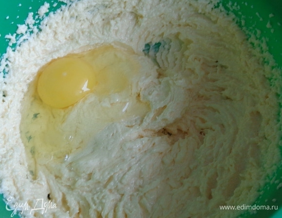Добавить яйцо и взбить смесь.