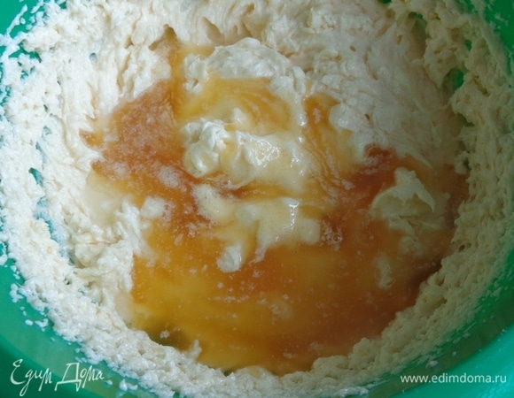 Добавить жидкий мед и уксус, все хорошо перемешать.