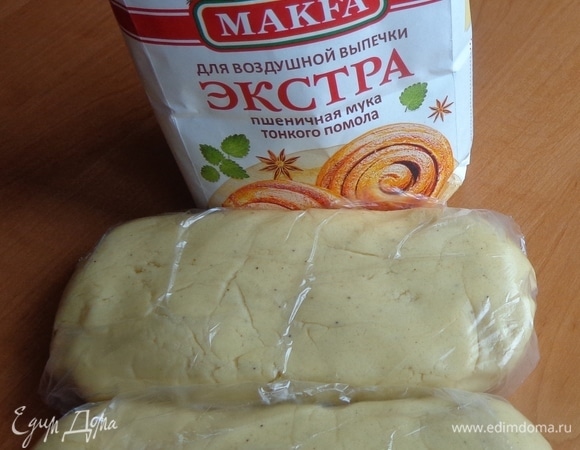 Постепенно (в 2–3 приема) ввести сухую смесь и замесить тесто. Разделить его пополам, положить в пакетики и убрать в холодильник часа на 3.