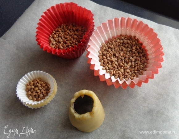 Сделать детали для елки. Для груза воспользоваться какой-нибудь крупой.