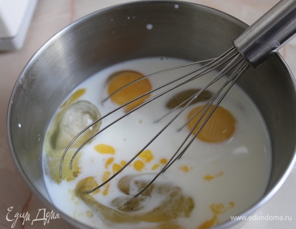 А тем временем соедините яйца, молоко и сахар. Добавьте семена ванили.