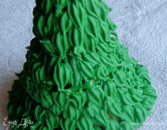 Собрать елочку, сделать иголочки из айсинга.