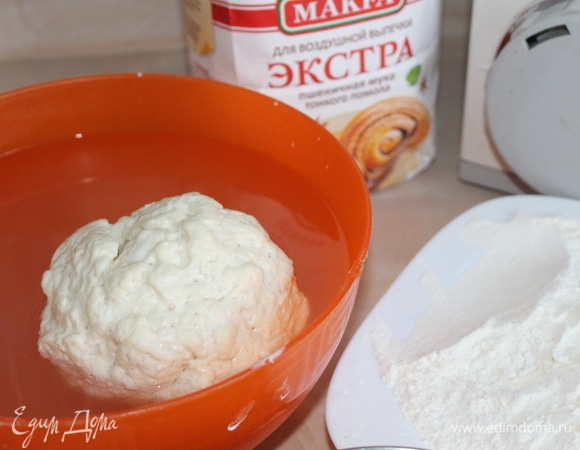 В муку для основного теста постепенно влейте молочно-яичную смесь, положите левитино, отжав его от воды. Когда тесто сойдется, добавляем масло и продолжаем вымешивать. Появившаяся клейковина в тесте сделает его гладким и однородным, вот на этом этапе время добавить соль. Соль идет последней, так как дрожжи не дружат с ней, она мешает им работать.