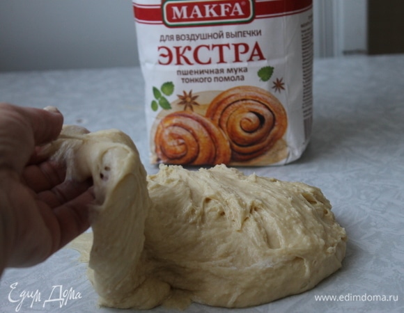 Переложите тесто на стол и продолжайте замес на столе, подсыпая немного муки. Тесто у вас будет живое, липкое, но, подхватывая его снизу, оттягивая на себя и складывая пополам, вы почувствуете, что оно будет становиться менее липким и более эластичным с каждым разом. На замес теста у вас уйдет 20–25 минут, но труд будет вознагражден.