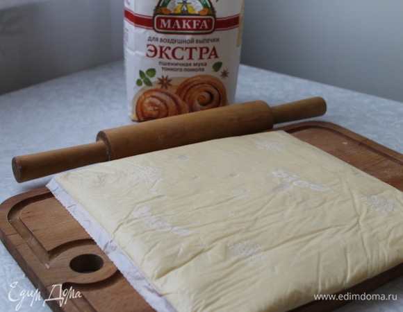 Тесто переложите в пакет для заморозки, раскатайте его в прямоугольный пласт толщиной 2 см и отправьте в холодильник на 10–12 часов.