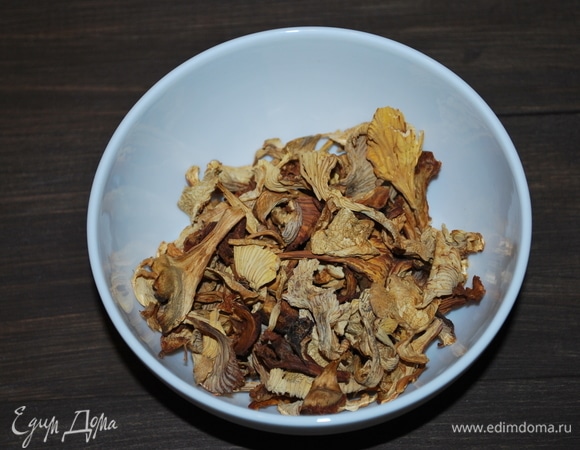 Первым делом сушеные лисички зальем водой на 20 минут, чтобы они стали мягкими.