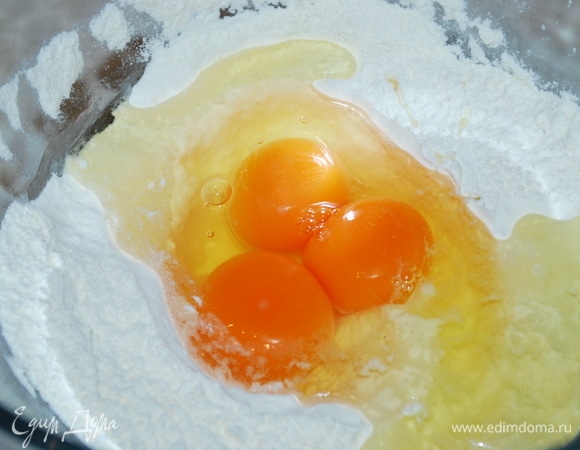 Замесим тесто: в муку добавим соль и яйца. Тесто не должно быть слишком мягким или слишком жестким. Если тесто липнет к рукам, добавим немного муки, а если получается очень жестким — совсем немного воды.