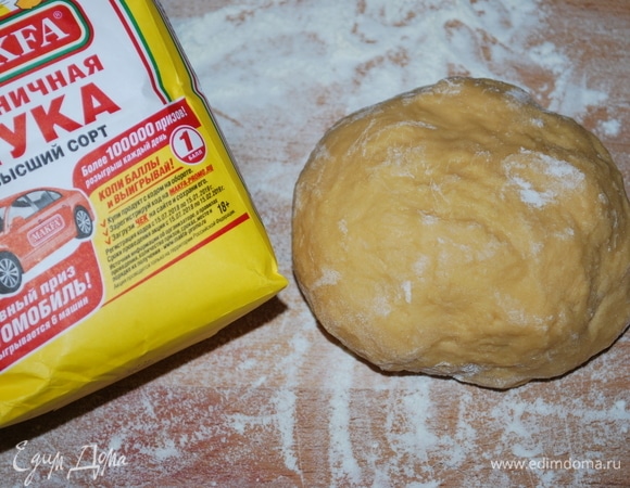 Накроем тесто полотенцем и дадим ему постоять минут 20. Для нашей сегодняшней порции пасты нам потребуется 1/3 часть от этого теста.