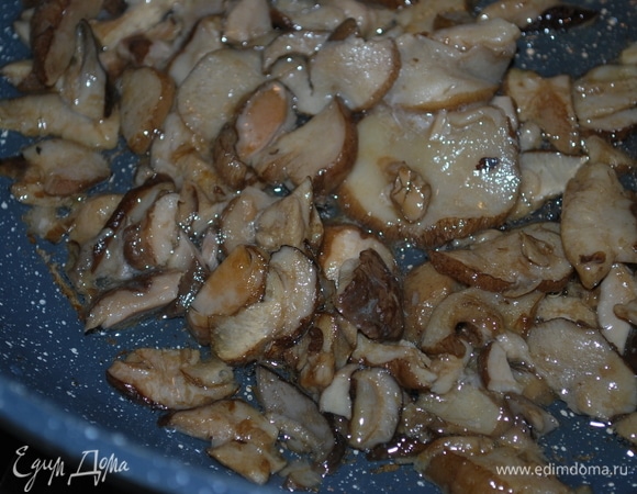 Приготовим начинку. Белые грибы (у меня замороженные) обжарим на оливковом масле в течение 2 минут.