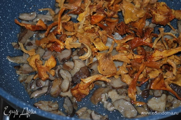 К белым грибам добавим лисички (они настоялись в воде и стали мягкими), посолим по вкусу и все вместе обжарим в течение 5 минут.