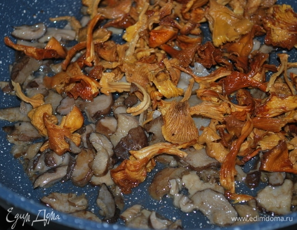 К белым грибам добавим лисички (они настоялись в воде и стали мягкими), посолим по вкусу и все вместе обжарим в течение 5 минут.