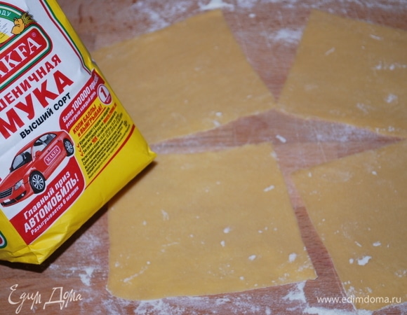 Возьмем 1/3 часть готового теста, тонко его раскатаем в пласт и разрежем на 8 больших квадратов. Этого хватит на 2 порции. Из оставшегося теста можно приготовить пасту разного вида впрок, положить ее на полотенце и высушить. Сухую пасту сложить в герметичную банку или в пакеты с застежкой.