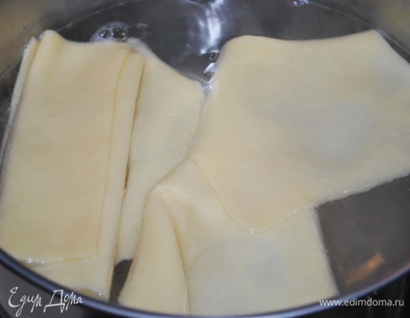 Отвариваем нашу порцию пасты в большом количество кипящей подсоленной воды. Свежую, только что приготовленную пасту отвариваем в течение примерно 2 минут, она варится очень быстро.