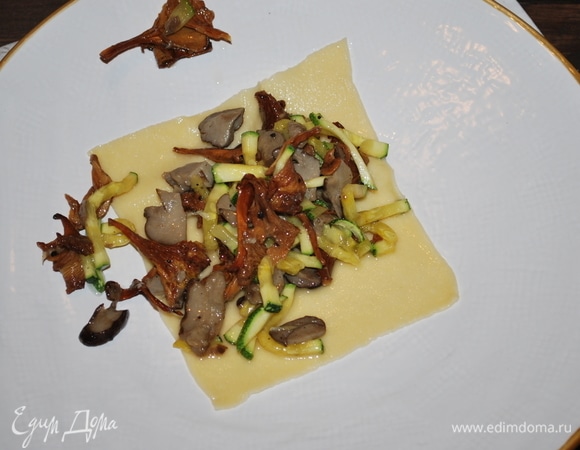 Выкладываем на тарелку лист пасты, сверху кладем начинку и закрываем вторым листом пасты, сбрызгиваем оливковым маслом и посыпаем сыром.