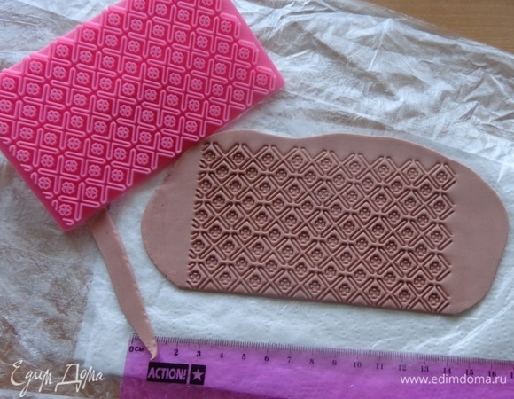 Декорировать стены и пол нашего домика с помощью тонко раскатанной мастики, фигурной скалки и штампов.