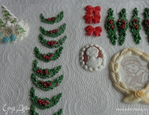 Сделать украшения для стен и камина.