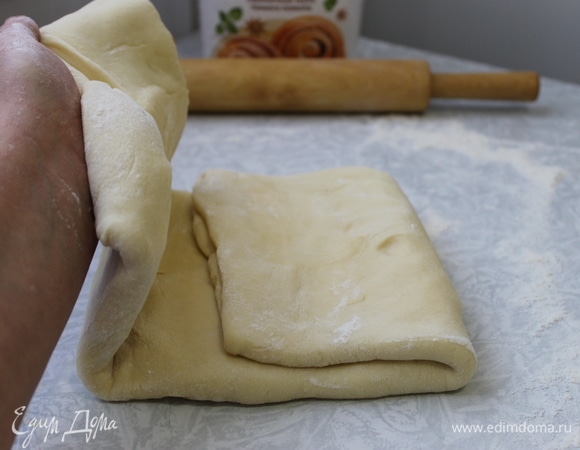 Складываем его в три слоя и немного раскатываем. Отправляем в холодильник на 30–40 минут. Повторяем процедуру еще два раза, давая время для отдыха и охлаждения в холодильнике после каждой раскатки и сложения.