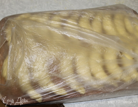 Идеальный вариант, если вы перед выпечкой заморозите и отправите их в морозильную камеру на 1–2 дня. Если у вас нет времени, можно не замораживая разложить круассаны на смазанный лист пергамента и поставить на расстойку в теплое место на 2 часа. Если будете замораживать, тогда, разложив круассаны на противне, поставьте на расстойку в духовом шкафу не менее чем на 6 часов. Обычно это делают на ночь, а утром у вас будут готовые круассаны.