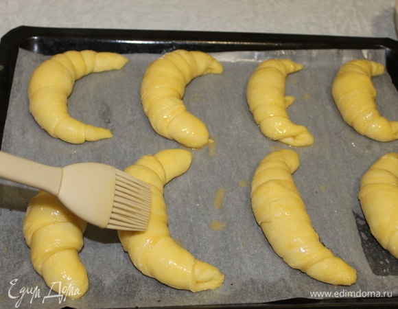 Перед выпечкой смажьте круассаны взбитым с сахаром яйцом и отправте в горячую духовку. Выпекайте при температуре 180°C в течение 13–15 минут. Если в вашей духовке есть конвекция, включайте — круассаны обретут еще более нежную хрустящую корочку.