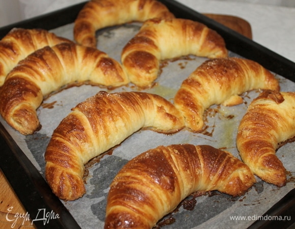 Охладите готовые круассаны и посыпьте сверху сахарной пудрой.