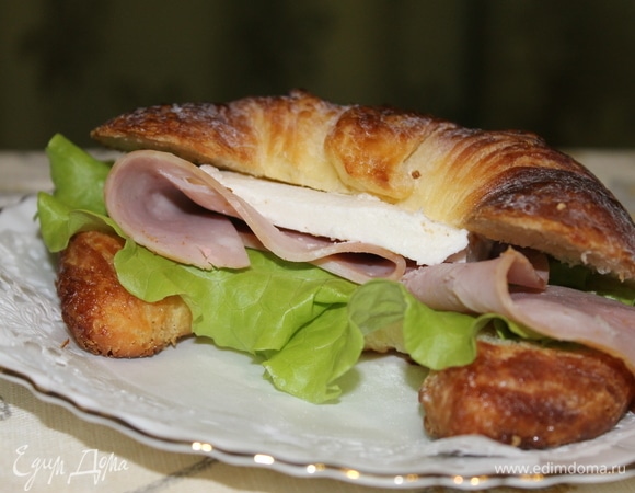 Также можно приготовить несладкий бутерброд. Разрежьте круассан вдоль, вложите ломтик ветчины, кусочек сыра по вашему желанию и свежий листик салата. Получится сытный полноценный завтрак.