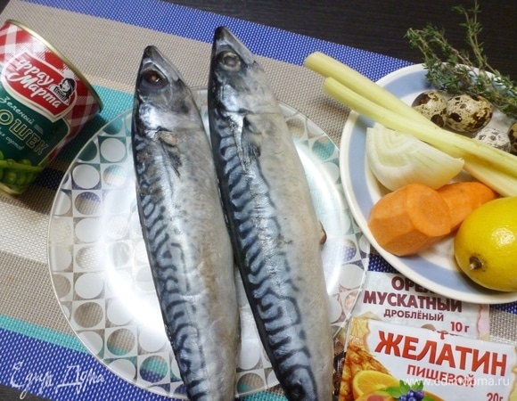 Подготовить продукты для заливного из скумбрии. Овощи вымыть и почистить.