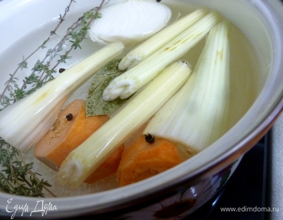 Сначала нужно сварить овощной бульон. В кастрюлю налить воды и положить нарезанные овощи (у меня лук, сельдерей, морковь, тимьян, лавровый лист и черный перец). Довести до кипения, снять пенку и уменьшить огонь. Варить 25–40 минут с момента закипания. Достать все овощи, кроме моркови. Она пойдет на украшение заливного. Посолить бульон по вкусу.