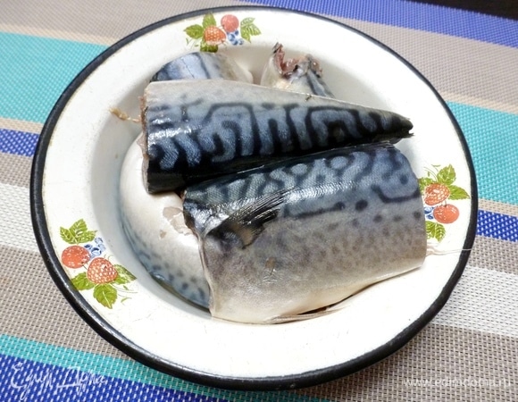 Скумбрию выпотрошить, хорошо промыть, удалить черные пленки.