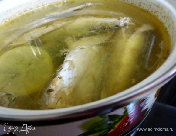 В овощной бульон положить скумбрию и варить 20–30 минут с начала кипения на маленьком огне. В принципе, морская рыба варится быстро, и, если у вас рыба будет нарезана мелкими кусочками, то времени понадобится меньше. Положить к рыбе 1–2 колечка лимона, щепотку мускатного ореха. Когда рыба будет готова, вытащить ее на тарелку.