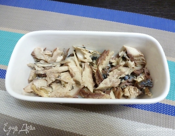 Остывшую рыбу разобрать на филе, вытаскивая все косточки! Придется потрудиться, чтобы гости не сказали, как Ипполит в «Иронии судьбы...»: «Какая гадость эта ваша заливная рыба!». Уложить мясо скумбрии в форму для заливного.