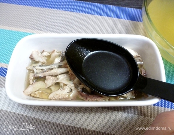 Залить рыбу бульоном с желатином так, чтобы он только покрыл ее. Отправить застывать в холодильник. У меня на это ушло минут 40, застыл несильно, но терпимо. Если есть место в морозилке, то застынет быстрее.