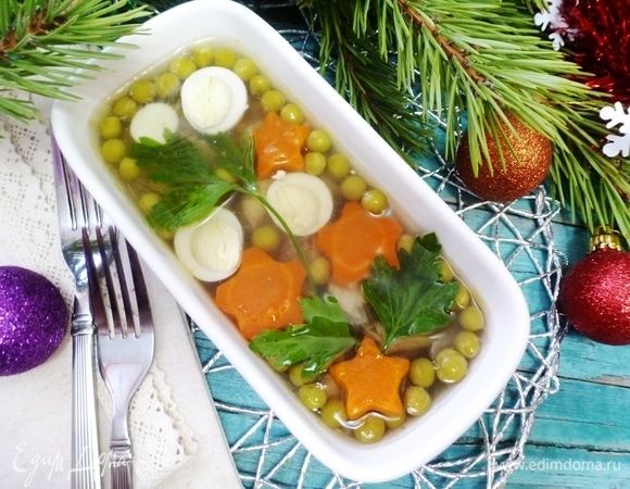 Консервированный зеленый горошек, вареная морковь и яйца прекрасно сочетаются с рыбой, и наше украшение — еще и дополнительное вкусовое удовольствие.
