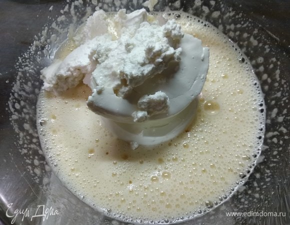 Добавляем рикотту и растительное масло. Снова взбиваем до однородности.