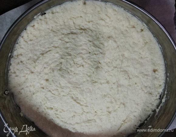 Замешиваем густое тесто, перекладываем его в разъемную форму, застеленную пергаментом, и отправляем в духовку минут на 40–45.