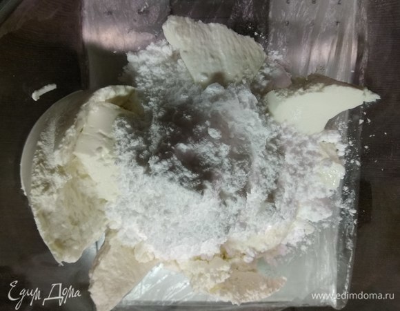 В это время готовим крем. Взбиваем рикотту с сахарной пудрой и ванильной эссенцией. Отправляем в холодильник, пока выпекается корж.