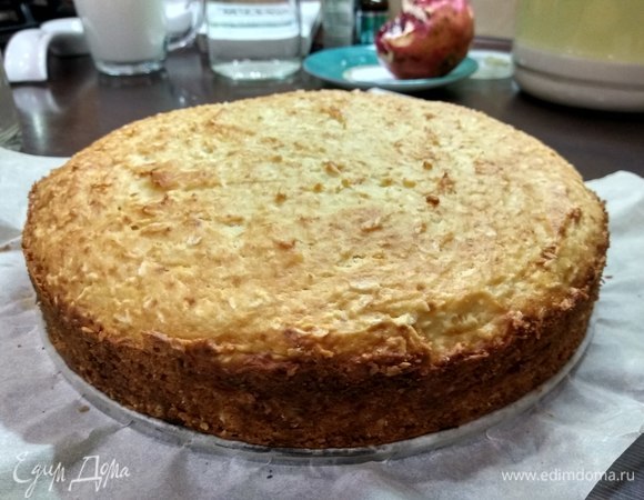 Готовность коржа проверяем зубочисткой — она должна выходить сухой. Корж вынимаем из формы и остужаем.